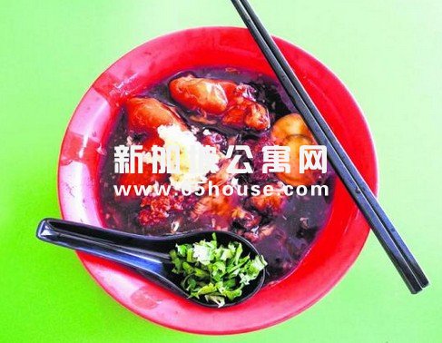 去哪里可以吃到地道的华族和马来族的美食？